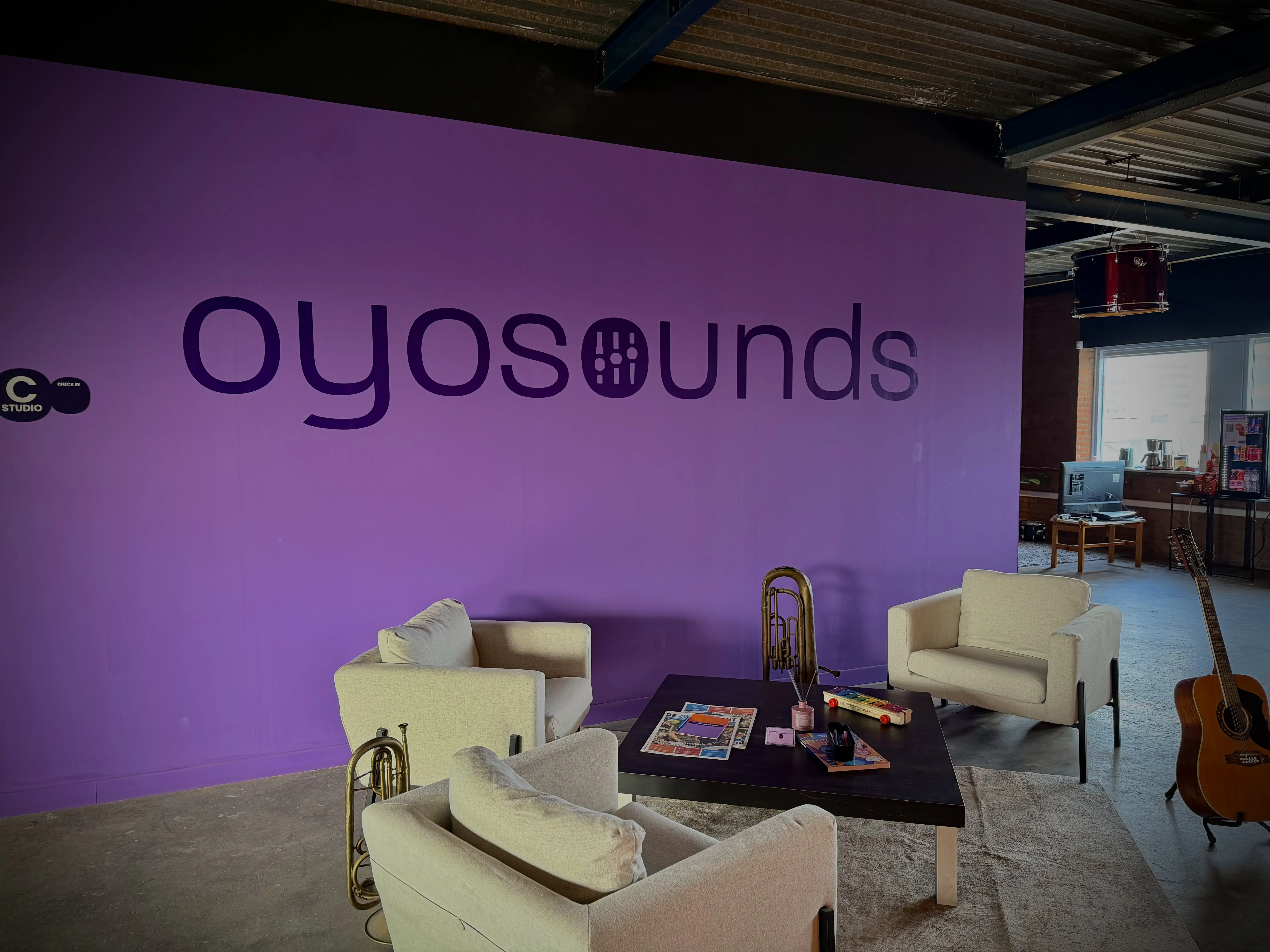 Logo op muur printen in Groningen voor OyoSounds