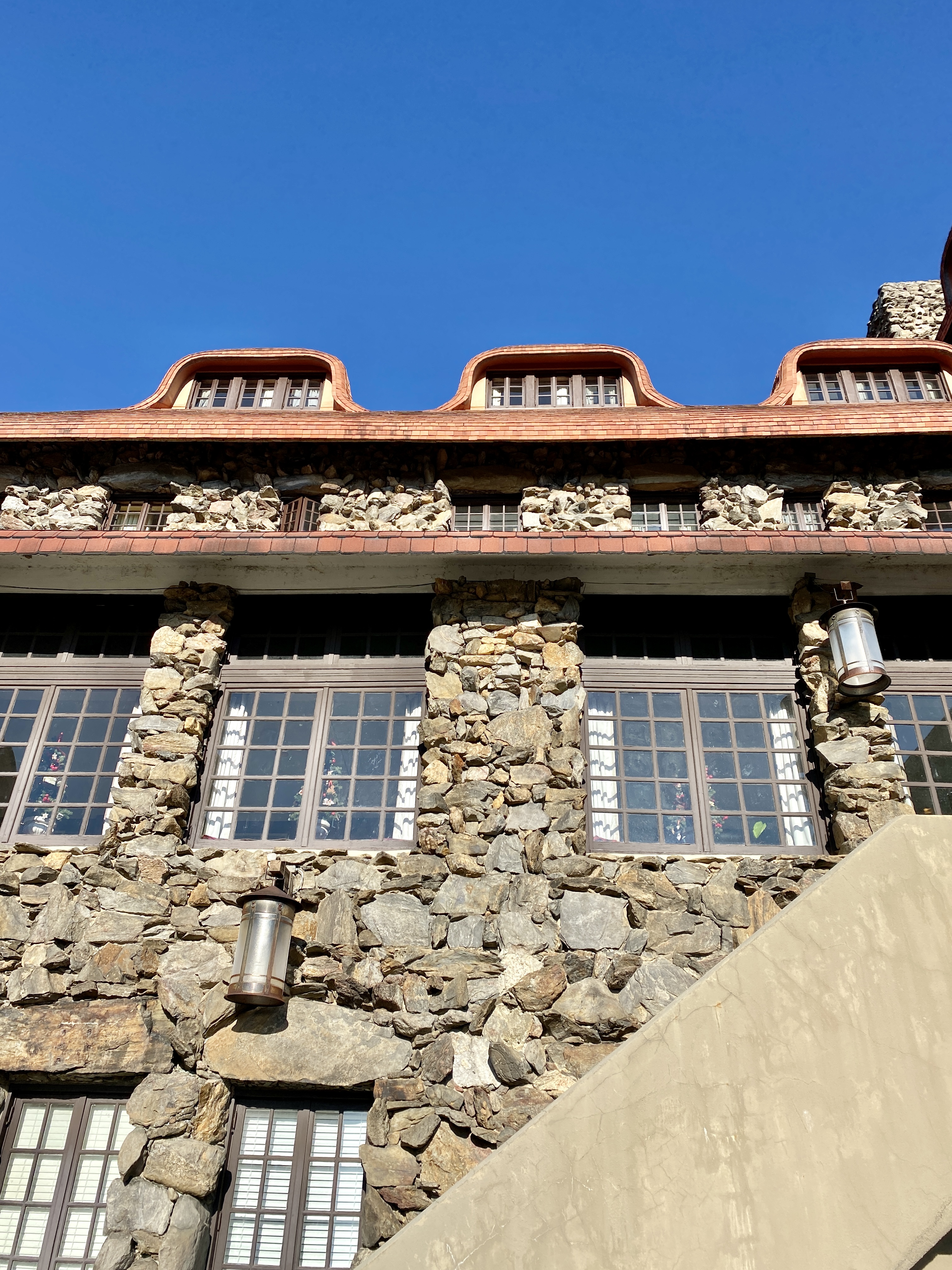 Behang verwijderen of muurprinten: de snelste route naar een nieuwe look